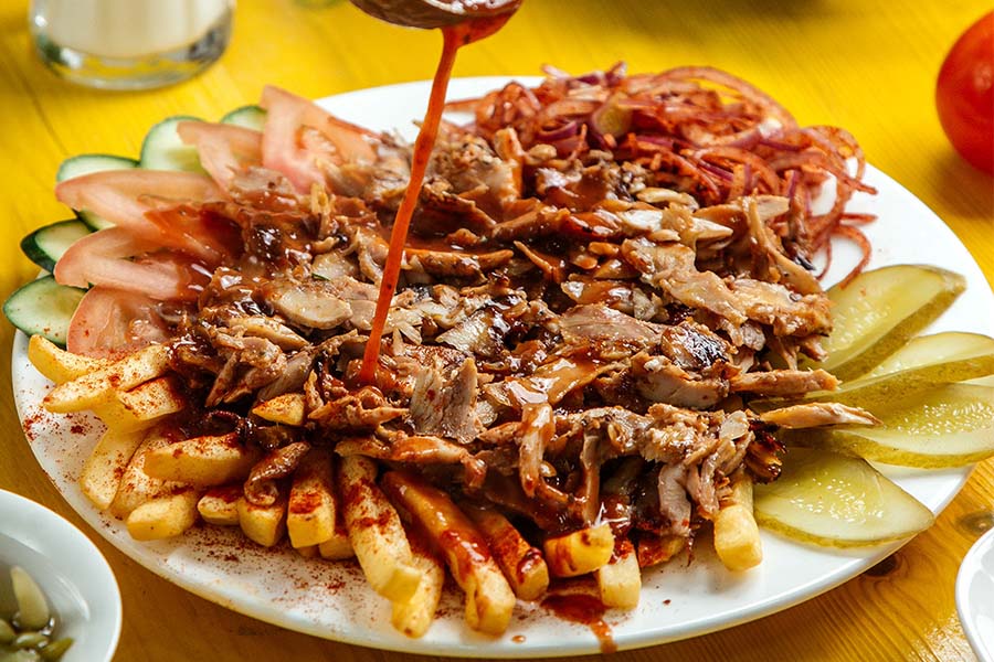 Döner überbacken, mit Pommes   